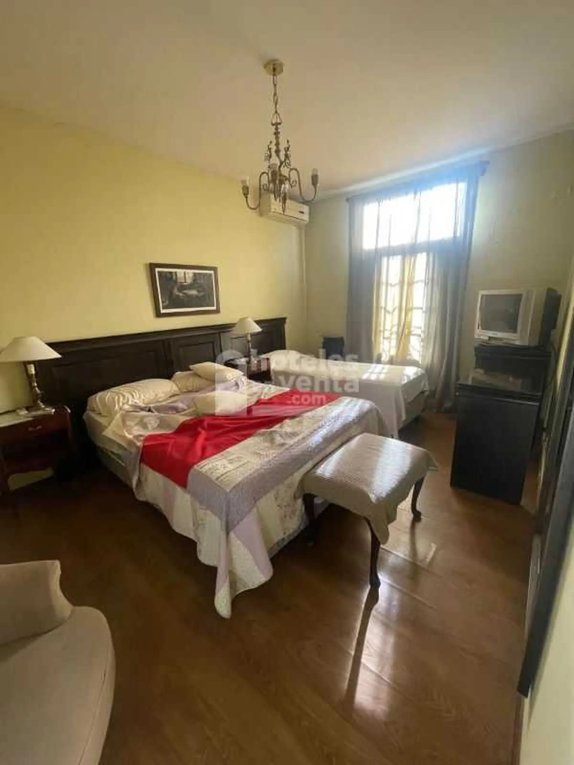 Casona 12 amb, 400m² en Av Colón, ideal hostería