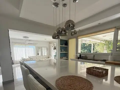 Casa 6 ambientes con 3 baños