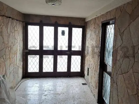 Casa 8 ambientes con 1 baño