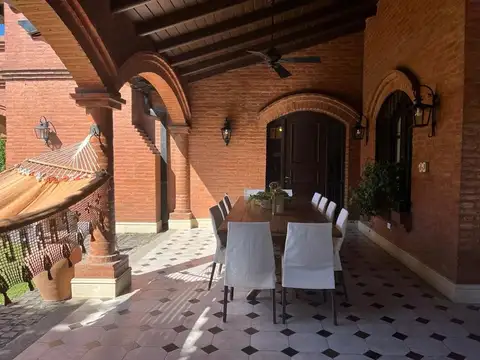 Casa en Venta con 2 cocheras