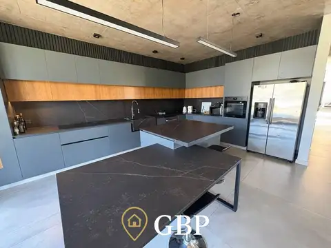 Casa en Alquiler con 4 cocheras