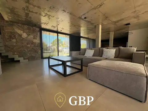 Casa 7 ambientes con 5 baños