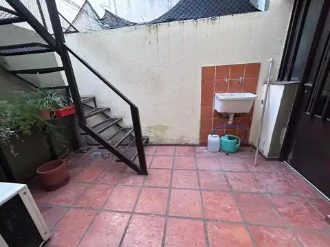 Jujuy 1900. Dúplex de 2 dormitorios, propiedad de pasillo