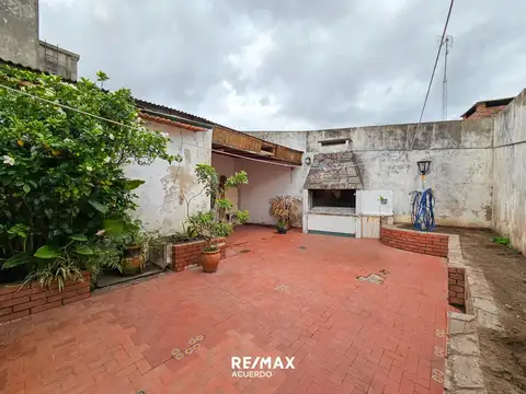 VENTA CASA TRES DORM. Y PATIO EN ROJO APTA CREDITO