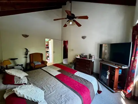 Casa Venta-4 dormitorios, Pileta.  B. Escobar