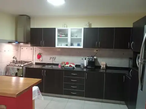 REMAX/ VENDE /CASA DE 2 DORMITORIOS/DOS COCHERAS