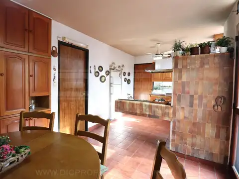 Casa 7 ambientes con 2 baños