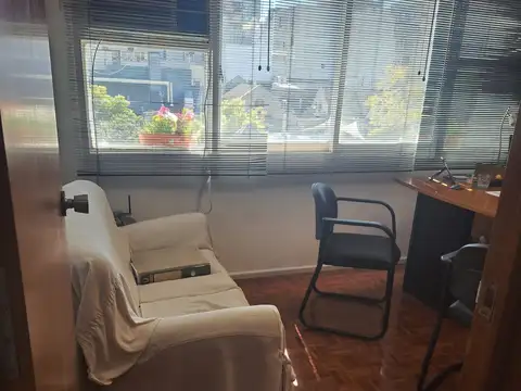 Frente a Po La Plaza. Gran Ambiente dividido en Recepción, sala de reuniones y despacho amoblado para usar ya
