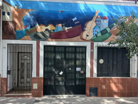 GRAN TIPO CASA DE 4 AMBIENTES CON PATIO Y TERRAZA. 