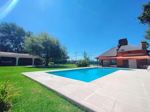 SE VENDE CASA CON GRAN PARQUE, QUINCHO Y PILETA - ROLDÁN