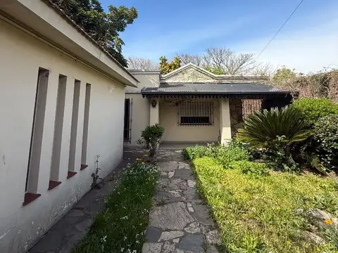 Casa en venta en Luis Guillon apta a crédito