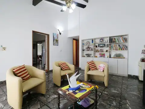 Venta - Casa 4 ambientes con pileta - Cuidad Evita