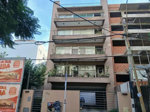 Muy cómodo y luminoso semipiso al frente