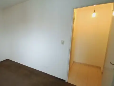 Amplio depto de 4 ambientes, luminoso, con baulera