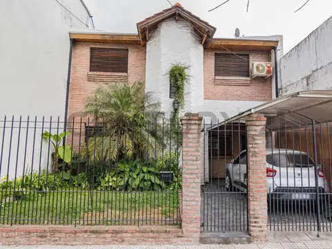 CASA MULTIFAMILIAR EN VENTA  - 5 AMBIENTES Y 3 AMBIENTES CON COCHERA EN LUGANO!