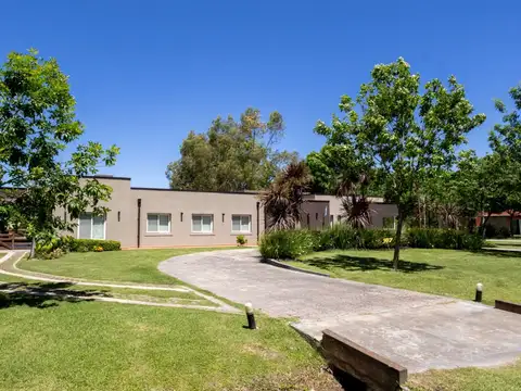 Casa en Venta con 3 cocheras