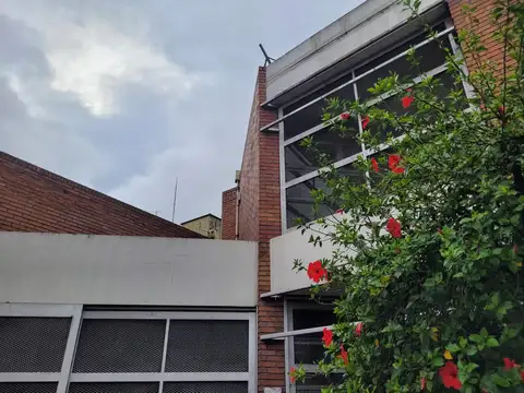 Av. Hipólito Yrigoyen  al 4600