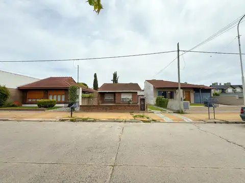 Casa 6 ambientes con 2 baños