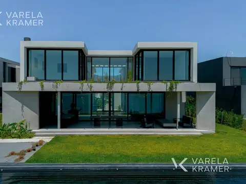 Casa en Venta con 4 cocheras