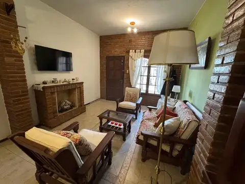 Casa 5 ambientes con 2 baños