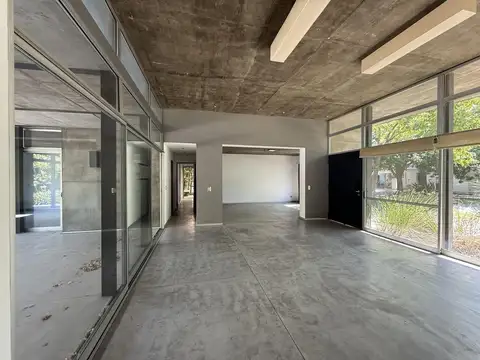 Casa en Alquiler con 3 cocheras