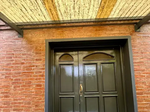 Casa 8 ambientes con 3 baños