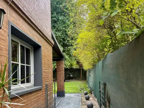 Casa en Alquiler con 3 cocheras