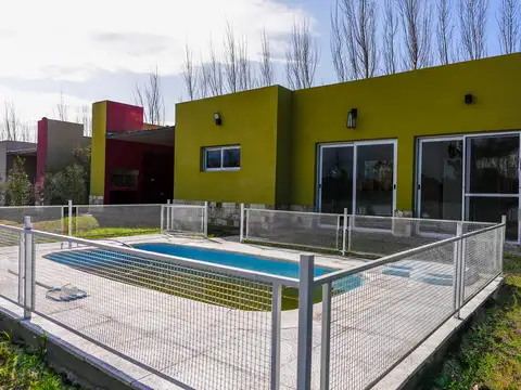 Venta Casa tipo Loft con pileta y quincho en Colón Entre Ríos