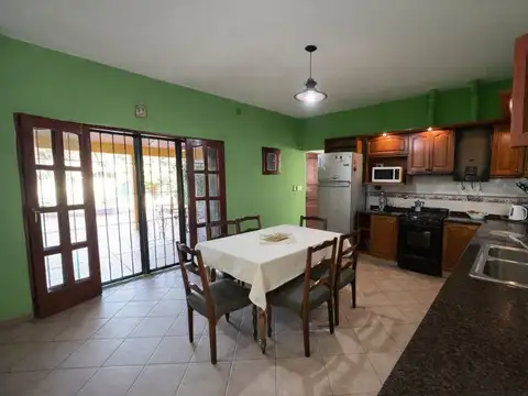 SE VENDE CASA 6 AMBIENTES ZONA ALTA BARRIO LA TOMA