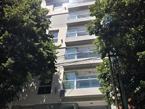 EXCELENTE EDIFICIO. COCHERAS Y BAULERAS DISPONIBLES.