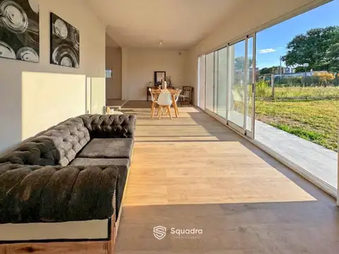 VENTA -  Casa 2 dormitorios, con piscina, jardin, y parrillero - Roldán.