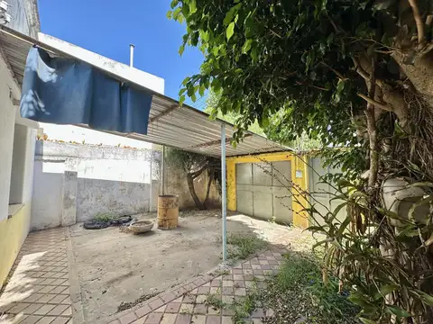 Junin y Bahia Blanca. Casa al frente a reciclar.