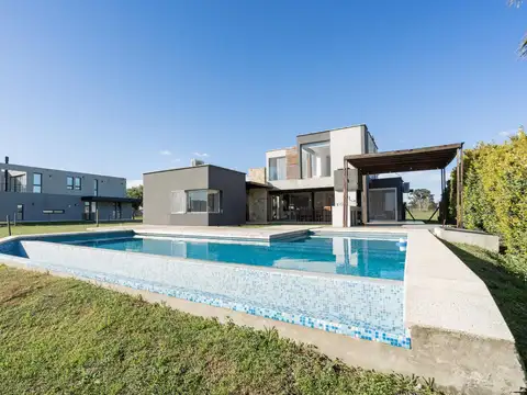 Casa en 5 Ambientes a la Laguna - San Sebastian