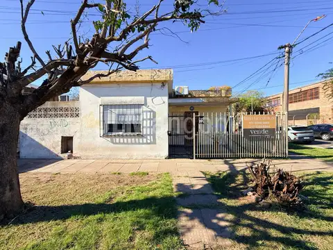 Casa 3 ambientes con cocheras y parque