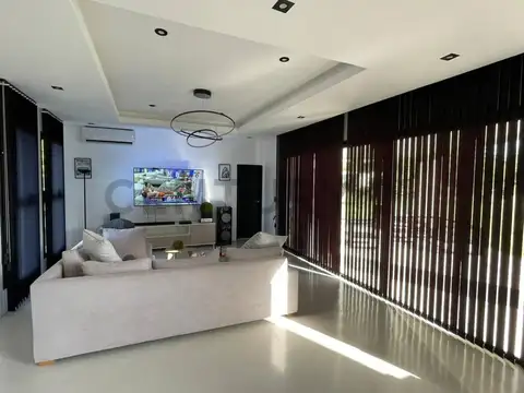 Casa en Venta con 6 cocheras