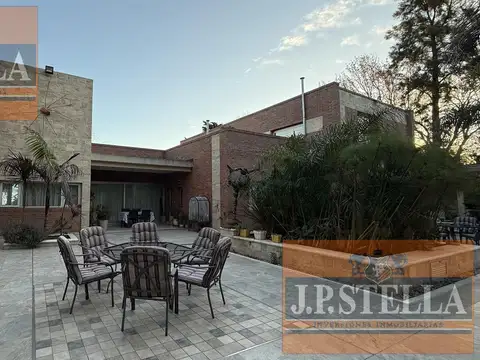 Casa en Venta con 3 cocheras