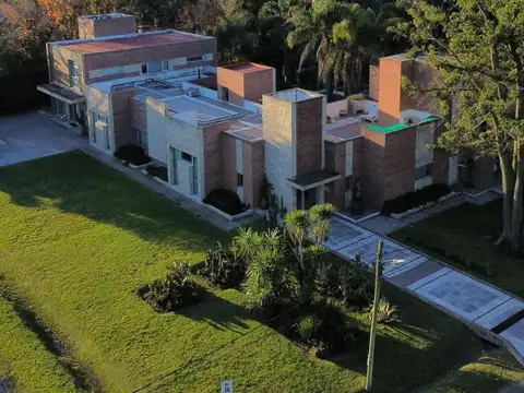 Excelente Casa 12 ambientes - 825 m² Edificados s/ 3700 m² de lote - San Diego C.C