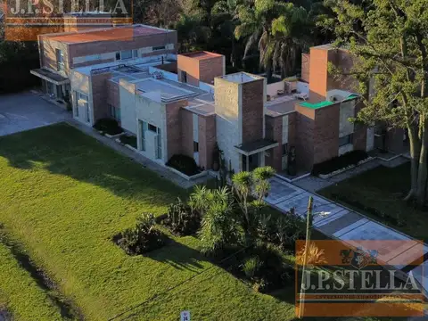 Excelente Casa 12 ambientes - 825 m² Edificados s/ 3700 m² de lote - San Diego C.C