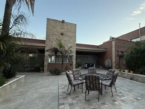Casa en Venta con 3 cocheras