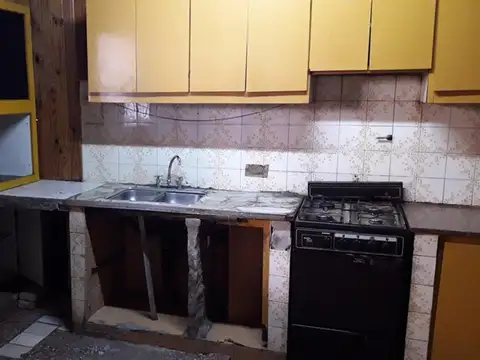 Casa en VENTA dos o tres familias y espacio para trabajar