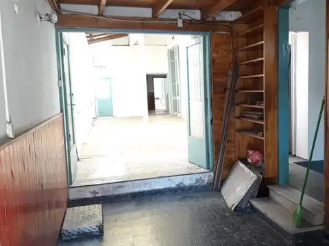 Casa en VENTA dos o tres familias y espacio para trabajar
