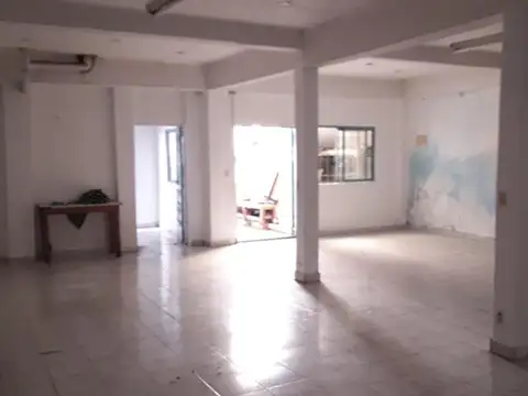 Casa en VENTA dos o tres familias y espacio para trabajar