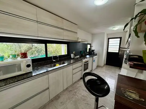 Casa 6 ambientes con 2 baños