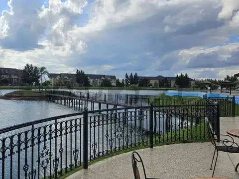 Funcional y luminosa casa de 4 ambientes, entrega mes de junio, ubicada en una excelente zona dentro