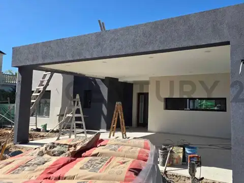 Funcional y luminosa casa de 4 ambientes, entrega mes de junio, ubicada en una excelente zona dentro