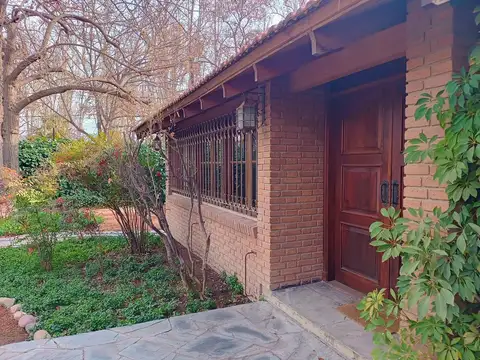 Casa en Alquiler con 4 cocheras