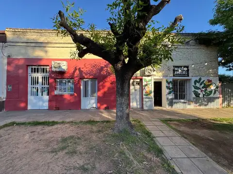CASA EN VENTA EN ACEVEDO CON LOCALES COMERCIALES