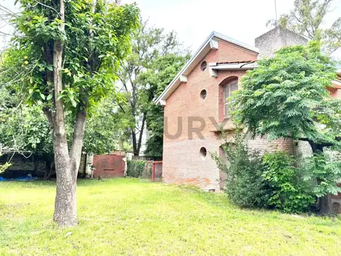VENTA  CASA 5 AMBIENTES A RECICLAR SOBRE AMPLIO LOTE 864 m²-VILLA UDAONDO -PARQUE LELOIR