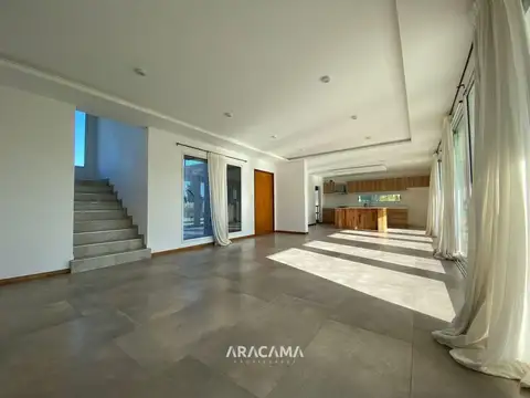 Casa 5 ambientes con 3 baños