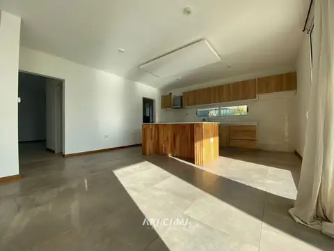 Casa en Alquiler con 2 cocheras